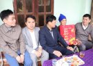 Trưởng ban Dân vận Huyện ủy, Chủ tịch UBMTTQ huyện thăm tình hình đời sống nhân dân, tặng quà chúc Tết các gia đình chính sách tại xã Trung Xuân