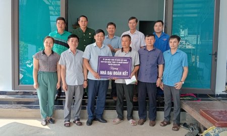 UBMTTQ Việt Nam huyện Quan Sơn trao nhà Đại đoàn kết cho hộ nghèo tại xã Trung Xuân
