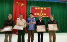 Trung Xuân trao Huy hiệu Đảng cho 4 đồng chí cao niên tuổi Đảng