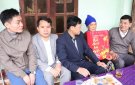 Trưởng ban Dân vận Huyện ủy, Chủ tịch UBMTTQ huyện thăm tình hình đời sống nhân dân, tặng quà chúc Tết các gia đình chính sách tại xã Trung Xuân