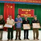 Trung Xuân trao Huy hiệu Đảng cho 4 đồng chí cao niên tuổi Đảng